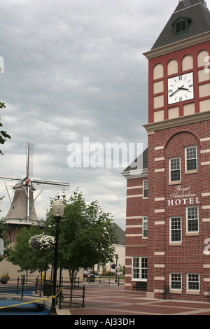 Royal Amsterdam Hotel et tour de l'horloge avec Vermeer Moulin en arrière-plan Banque D'Images