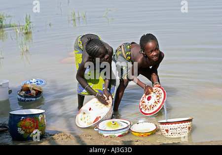 Les jeunes filles de la tribu Bozo lave-vaisselle dans le fleuve Niger au Mali, Dagua Womina Banque D'Images