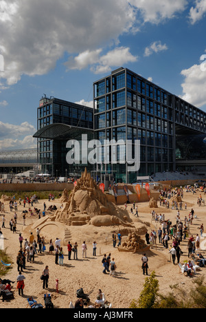 Berlin. Hauptbahnhof. La gare centrale. Sandsation. Sandsculptures et sculptures de sable. Banque D'Images