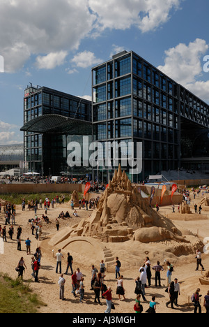 Berlin. Hauptbahnhof. La gare centrale. Sandsation. Sandsculptures et sculptures de sable. Banque D'Images