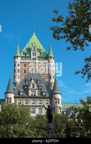 Une vue sur le Château Frontenac, entouré d'arbres dans la ville de Québec Banque D'Images