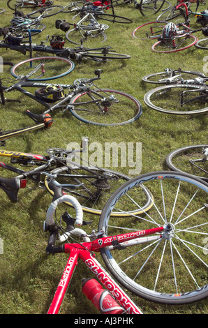 Les vélos de course allongée sur le sol à la rupture d'un événement cycliste au Québec Banque D'Images