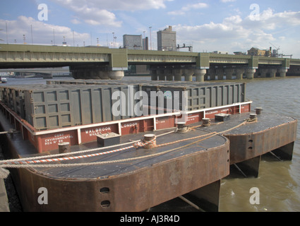 Barges pour les déchets commerciaux à partir de la ville de Londres sur la Tamise près de Southwark Bridge Banque D'Images
