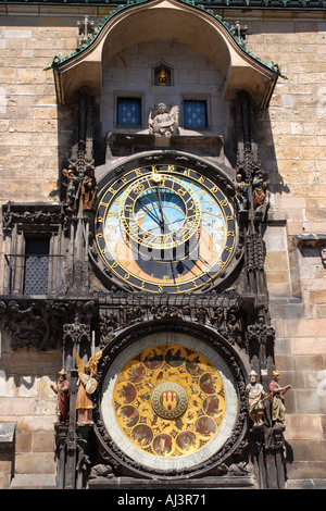 Horloge astronomique de la place de la Vieille Ville Prague République tchèque l'Europe de l'UE Construit en 1410 à Prague Banque D'Images