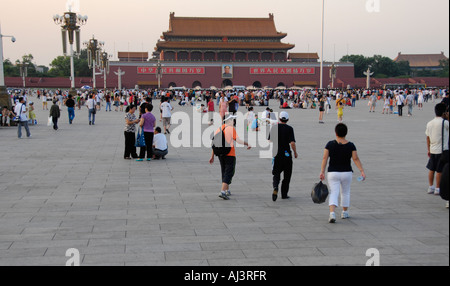 Les touristes et les familles apprécieront le large et ouvert la Place Tienanmen à Pékin, Chine Banque D'Images