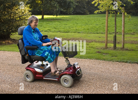 Femme handicapée en scooter au Royaume-Uni Banque D'Images