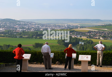 Quatre personnes dans rouge blanc et noir debout à un endroit vue surplombant la vallée de la Marne, la rivière et les vignobles avec Banque D'Images