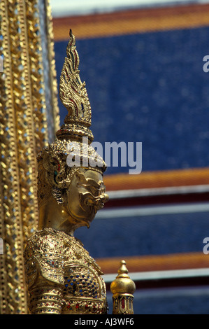 La figure d'or dans le grand palais à bangkok Banque D'Images