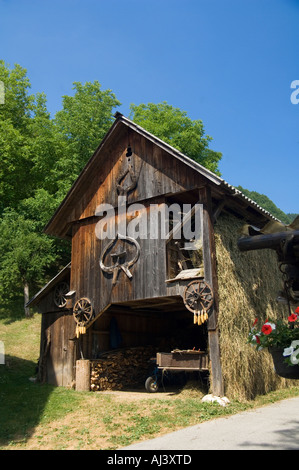 Granges de séchage du foin unique dans la pittoresque région de Slovénie Bohinj Banque D'Images