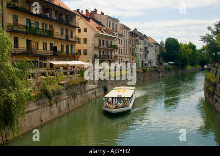 Un bateau de tourisme sur la rivière Ljubljanica dans le centre de Ljubljana, la capitale de la Slovénie Banque D'Images