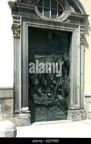 Une porte de bronze sur une église représentant une série d'évêques à onglets Banque D'Images