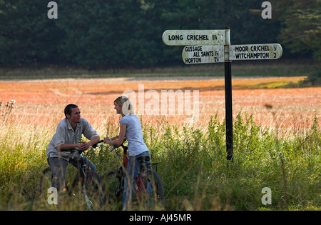 Deux cyclistes en faisant une pause sur une voie de Dorset, Angleterre Banque D'Images