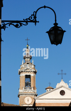 Réveil et clocher de la cathédrale Duomo, dans le centre historique, ville médiévale de Jesi Le Marches Italie Banque D'Images