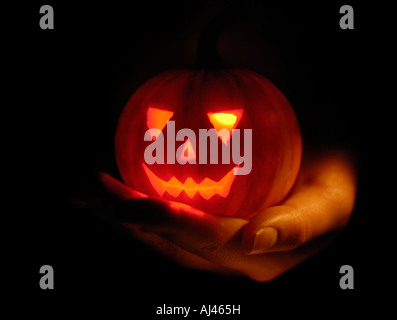 La main avec Jack o lantern Halloween de symbole allumé de l'intérieur Banque D'Images