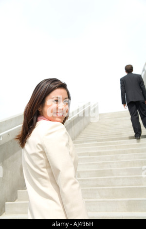 Businesswoman looking over shoulder Banque D'Images