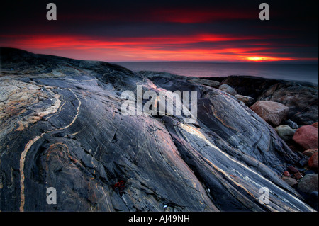 Coucher du soleil d'automne par l'Oslofjord à Larkollen à Rygge kommune, Østfold fylke, la Norvège. Banque D'Images