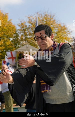 Man playing conkers dans Harry Potter fancy dress Banque D'Images
