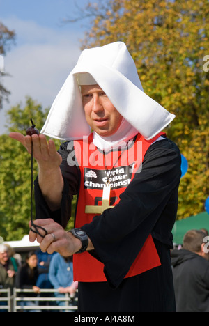 L'homme habillé en Nun jouer conkers lors du Championnat de Conker Banque D'Images