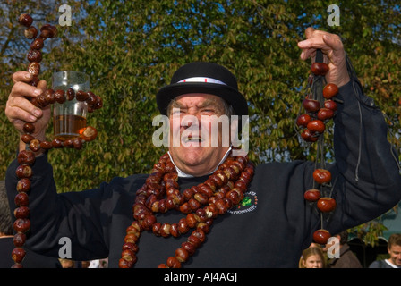 Conker King David Jakins affichant une chaîne de conkers Banque D'Images