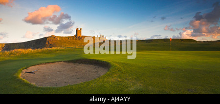 Golf de Dunstanburgh sur un soir d'or, Northumberland Banque D'Images