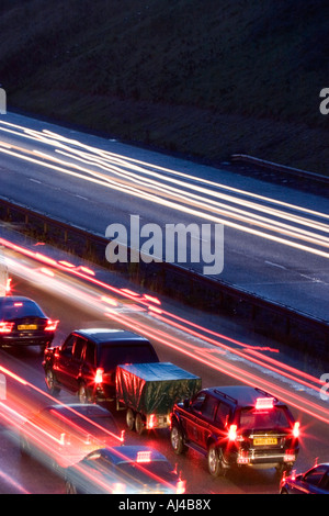 Attente sur M42 la nuit, Worcestershire, Angleterre, Royaume-Uni Banque D'Images