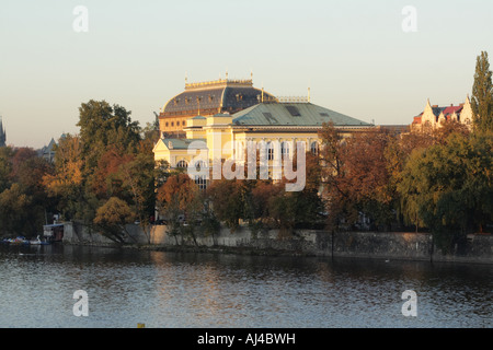 Et Zofin Théâtre National sur le remblai de Prague Banque D'Images