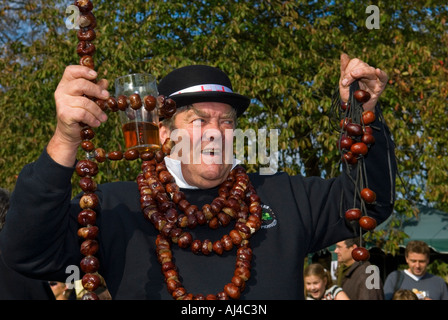 Conker King David Jakins affichant une chaîne de conkers Banque D'Images