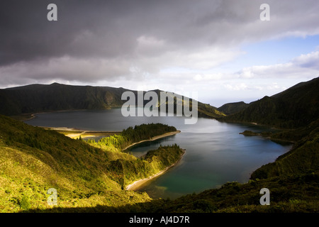 Vue panoramique sur Lagoa do fogo, fire lake sur l'île de Sao Miguel aux Açores Banque D'Images