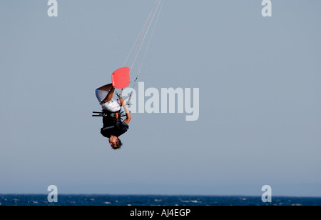 Kite surfer à l'envers au milieu du tour aérien Banque D'Images