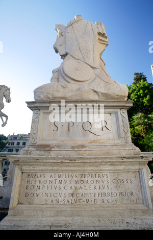 SPQR sculptés sur statue dans le Piazza Campidoglio, Rome, Italie Banque D'Images