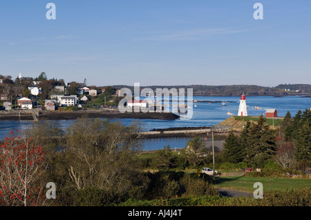 Avis de Nouvelle Angleterre Ville de Lubec Maine la baie de Passamaquoddy et Mulholland Point Lighthouse Banque D'Images