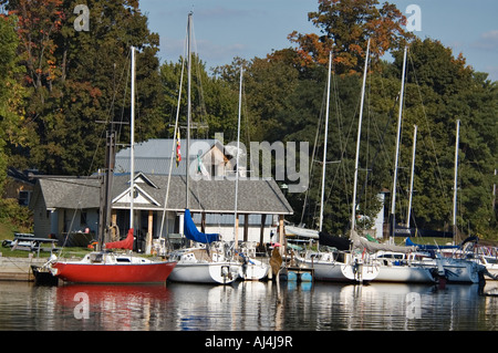 Voiliers ancrés sur la rivière Little Salmon Oswego Comté New York Banque D'Images