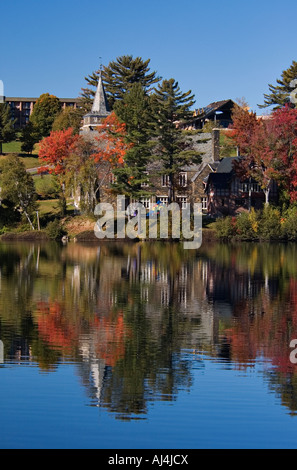 L'église et de l'automne couleur reflétée dans le lac Mirror Lake Placid, New York Banque D'Images