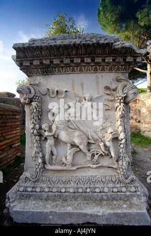 Sculpture de chevaux et de Cupids sur socle dans l'ancien port romain d'Ostie, Italie Banque D'Images