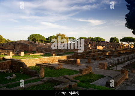 Des immeubles en ruines dans l'ancien port romain d'Ostie, Italie Banque D'Images