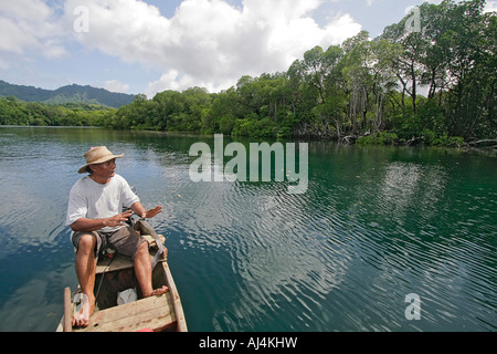 Guides de l'homme locales à bord d'outrigger indigènes mangrove à Kosrae Micronésie États fédérés de Micronésie Banque D'Images