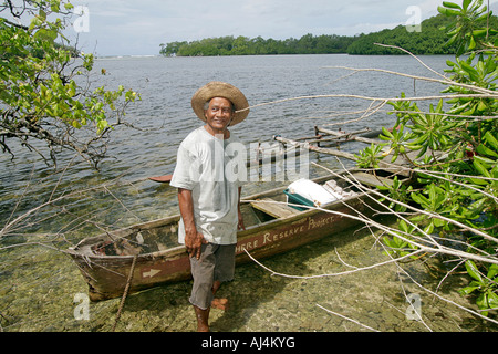 Homme autochtone locale 62 ans se trouve dans la jungle tropicale et parle de l'utilisation traditionnelle des plantes de la mangrove en Micronésie Banque D'Images