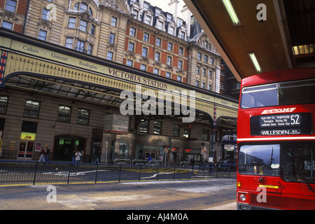 Victoria Station, Londres Red London bus à impériale garés à l'extérieur de l'immeuble de la gare ferroviaire de Victoria. Transports en commun. British rail GB Royaume-Uni Banque D'Images