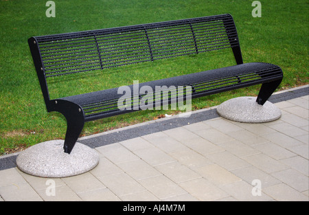 Banc Moderne dans le parc un jour de pluie. Banque D'Images