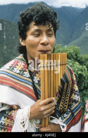 Musicien jouant la flûte de près de Pérou Machu Pichu Banque D'Images