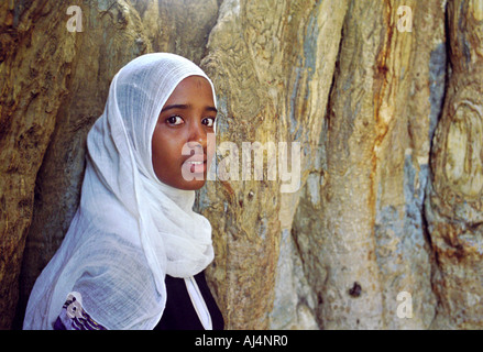 Jeune femme au sanctuaire de St Mariam Dearit dans un baobab Keren Érythrée Banque D'Images