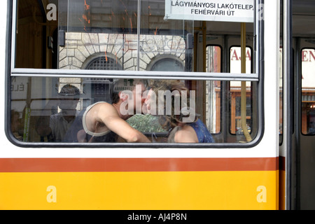 Couple kissing Budapest Banque D'Images