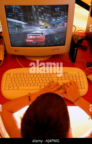 Enfant jouant les jeux vidéos Banque D'Images