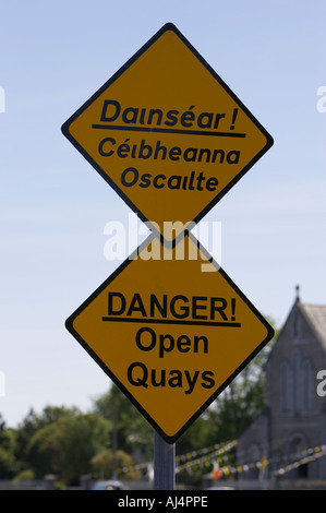 Double-langue des signes de danger ouvrir quays signes à Harbour Galway le comté de Galway République d'Irlande Banque D'Images