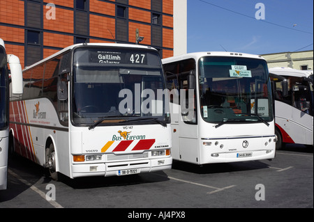 Les entraîneurs bus Eireann stationné à l'extérieur de la station de bus irlandais Gaillimh gaélique orthographe Galway le comté de Galway République d'Irlande Banque D'Images