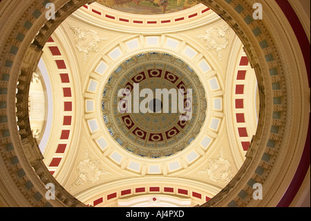 À la recherche jusqu'à l'intérieur de la coupole principale et galerie de Belfast City Hall construit en 1906 Banque D'Images