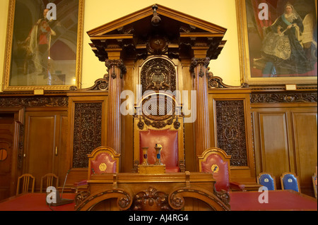 Le maire de panneaux de chêne s siège dans la salle du conseil belfast city hall construit en 1906 dans le comté d'Antrim en Irlande du Nord Banque D'Images