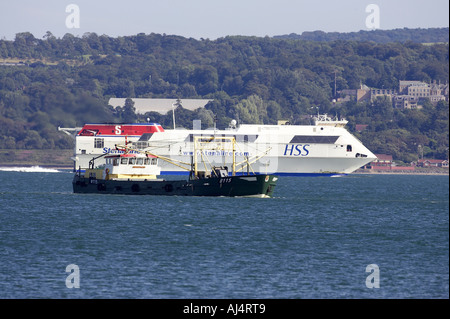 Stena HSS Voyager stenaline ferry rapide passe grand bateau de pêche au chalut de moules Moules pour dregding en mer Banque D'Images
