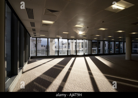 Plancher du bâtiment de bureaux vides dans City of London EC4 Angleterre Banque D'Images