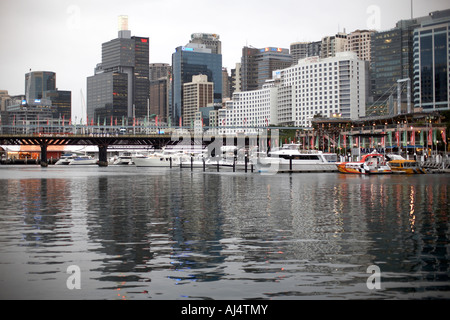 Centre-ville Quartier des affaires avec des toits de bâtiments Pyrmont Bridge de Darling Harbour à Sydney NSW Australie Nouvelle Galles du Sud Banque D'Images